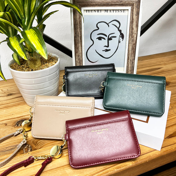 J7141 グロッシーリール付き２つ折りパスケース