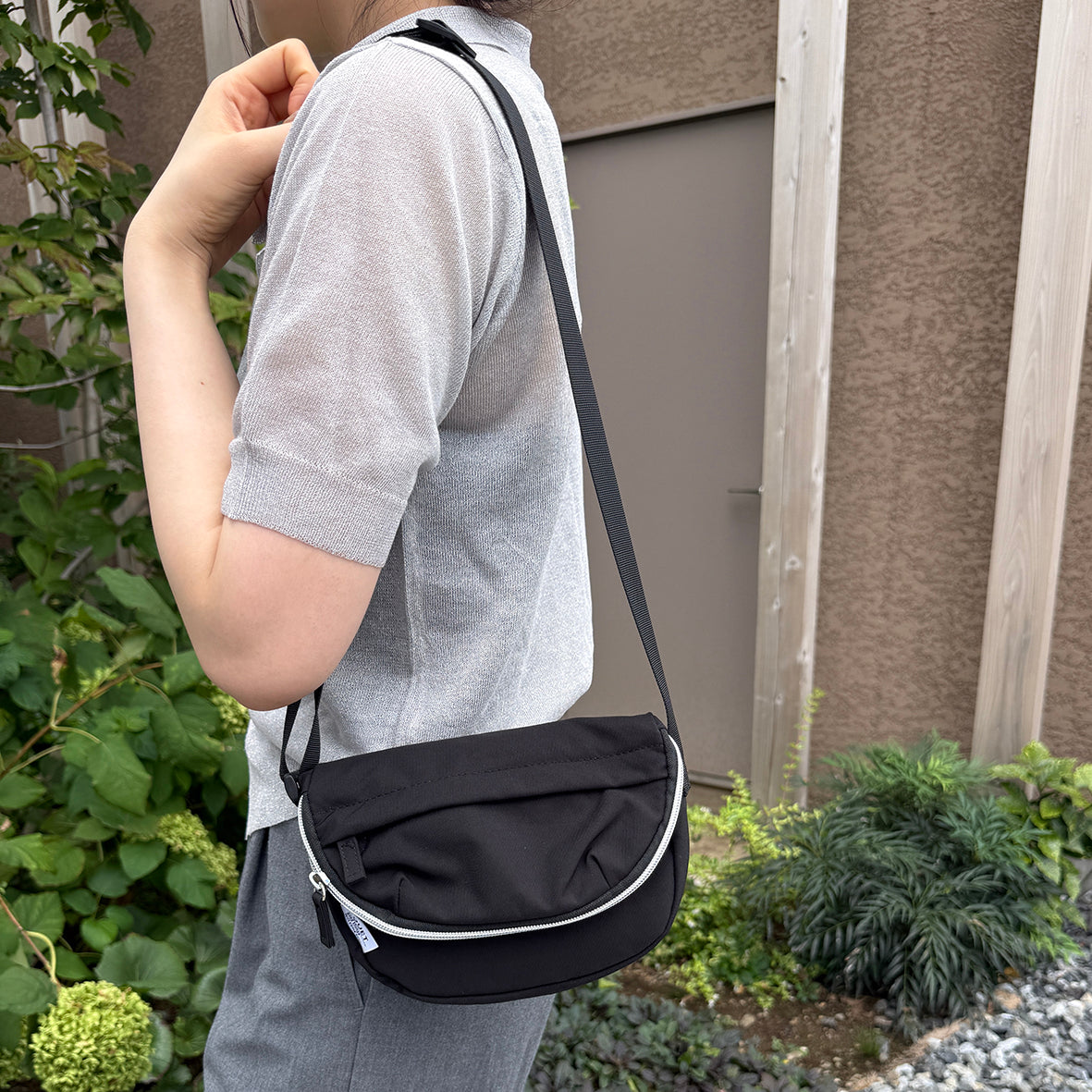 J7581 ハーフムーンミニショルダー