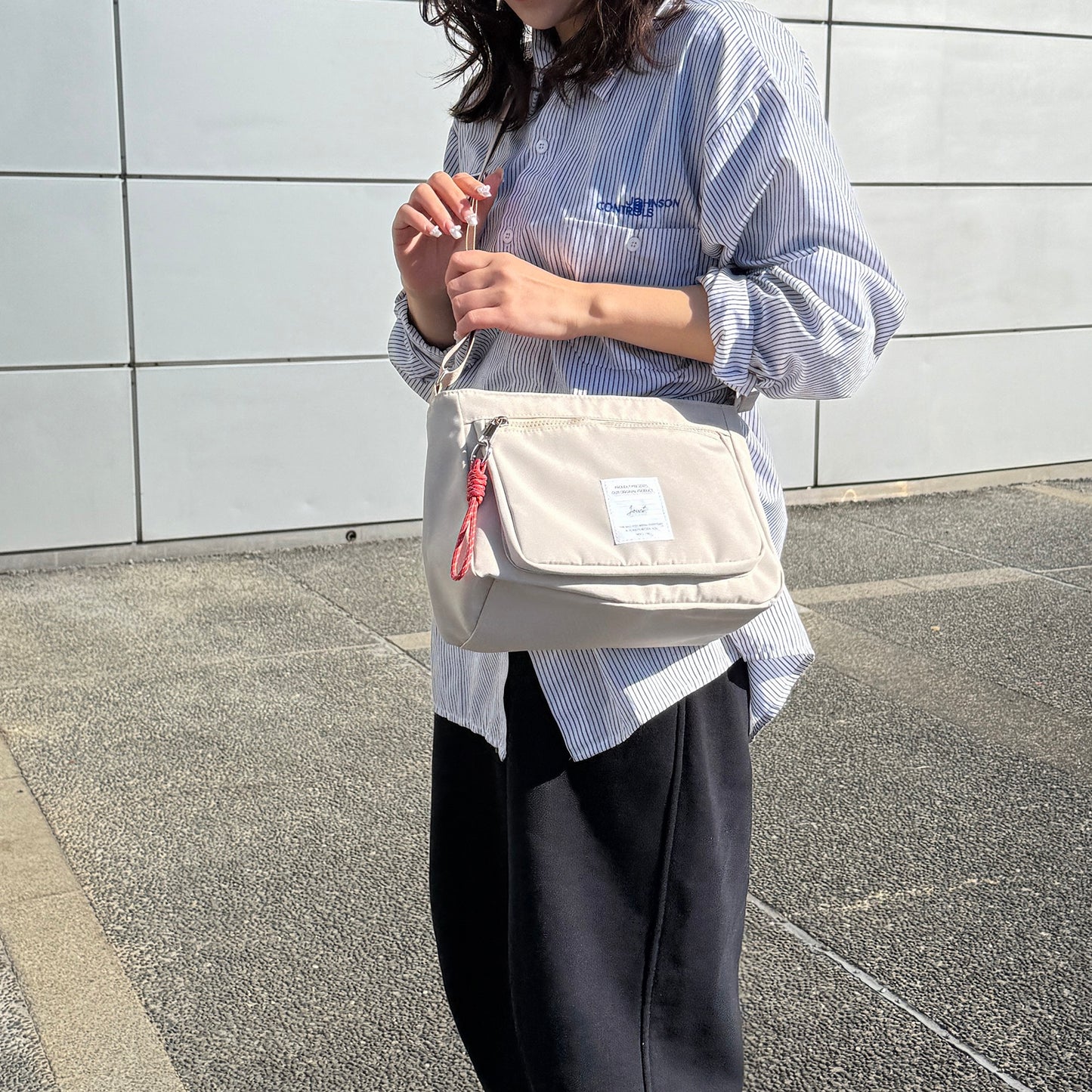 J7741 チャーム付きスクエアショルダー